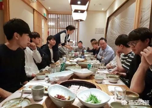 SKT今天迎新聚会,网友评论“比散伙饭吃的好”,你怎么看?