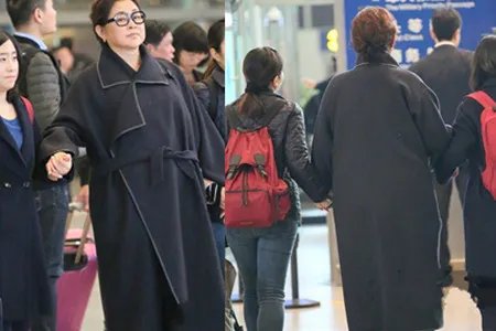 倪萍现身获搀扶 气场依旧不减当年