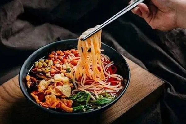 螺蛳粉闻臭师年薪50万,为什么我闻到螺蛳粉的味道就想吐?