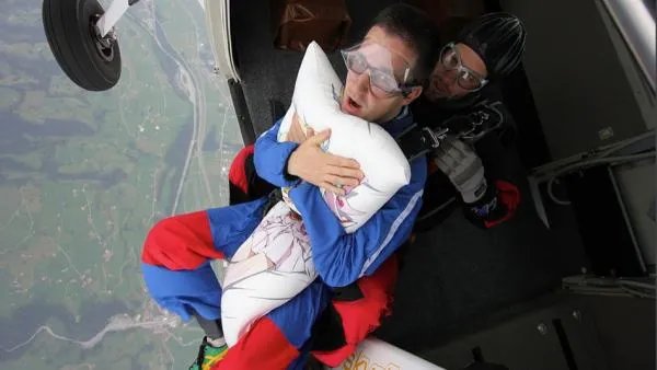 老外中国尊上跳伞违法没？