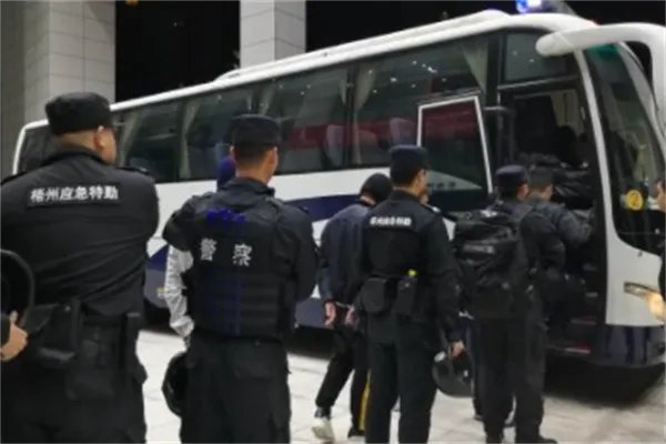 宿迁一嫌犯驾车撞警车逃逸被当场抓获，犯罪逃逸是否罪加一等？