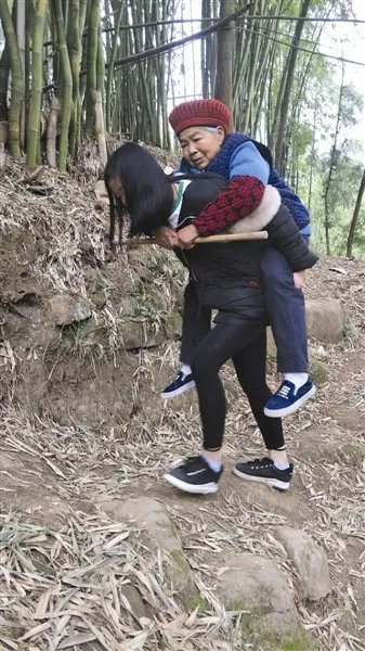 女孩背奶奶去看病背后的故事是什么？