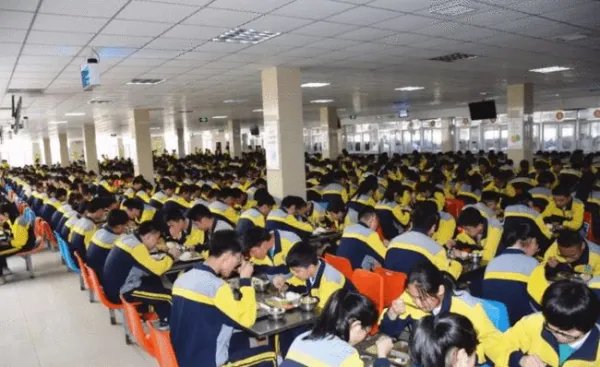 湖南一中学校长站垃圾桶旁吃学生剩饭惹争议,大家的争议焦点是什么?
