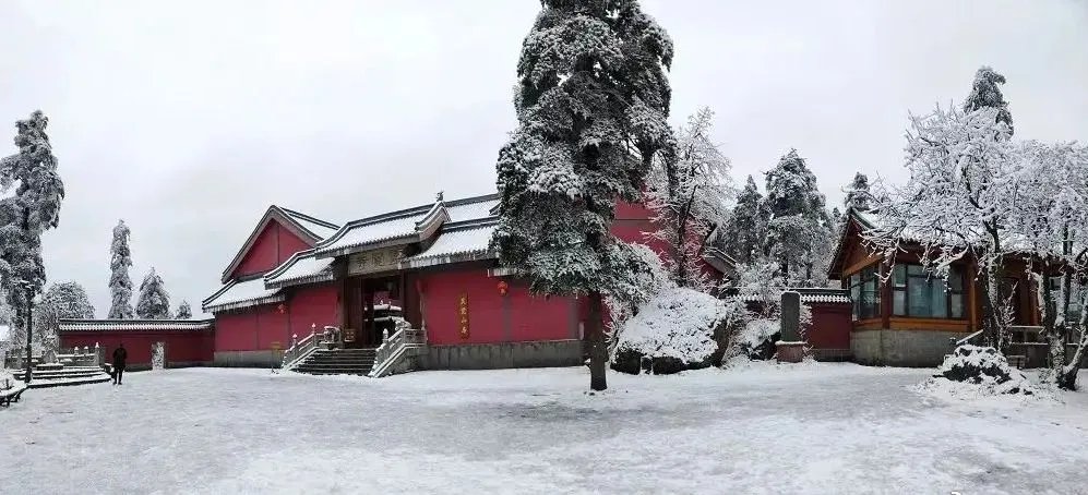 四川峨眉山迎入秋来第一场雪，现在还适合去当地旅行吗？