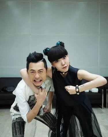 中国好声音吴莫愁第一场登场 导师为其转身获掌声