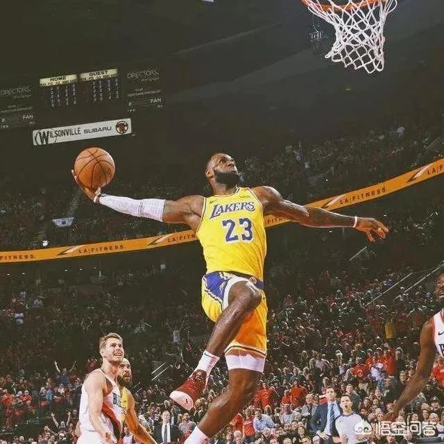 詹姆斯转身暴扣，又当着2万球迷秀肌肉，麦基实力模仿的太逗，怎么评价？