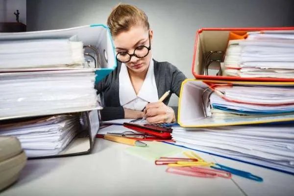 员工穿短裤上班被公司开除,员工上班能穿短裤吗?