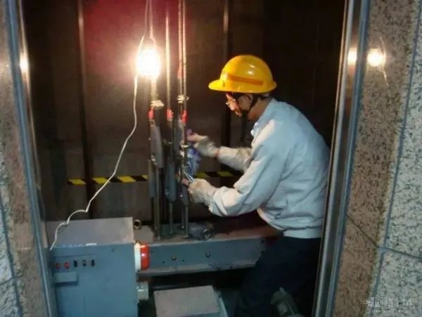 有没有人知道废旧电梯回收是按照什么标准收费的?