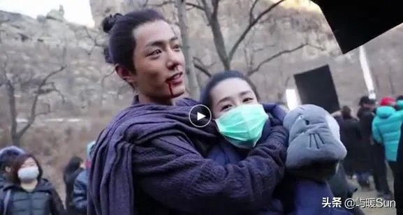 如何看待肖战搂李沁脖子？