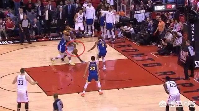 勇士猛龙G2裁判报告出炉,伊戈达拉命中三分前库里已走步,怎么看?