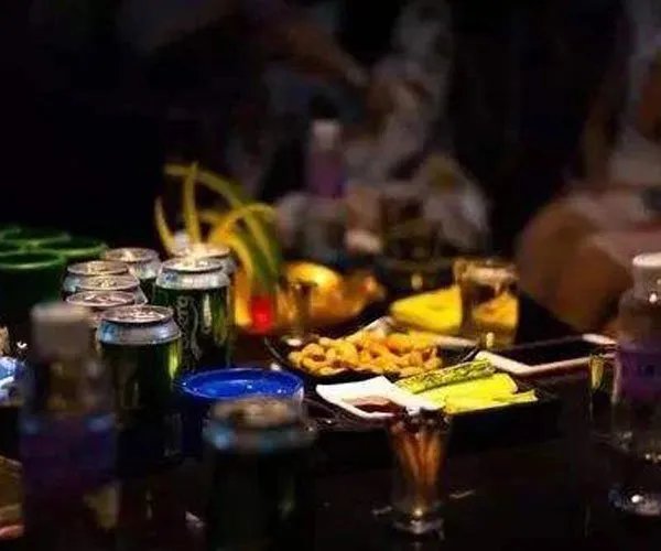 ktv陪酒女包房龌龊图 做这一行需要付出什么代价