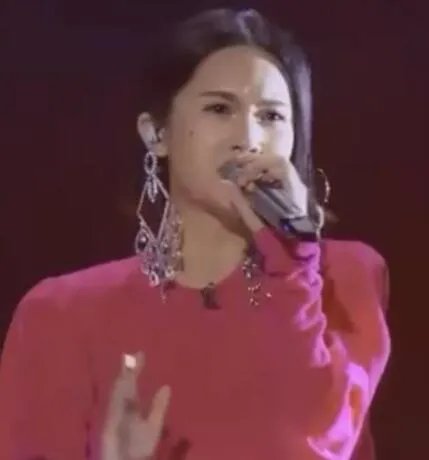 杨丞琳边唱边接住耳环是怎么回事 杨丞琳边唱边接住耳环是什么情况
