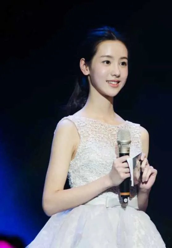 陈都灵是哪一年被评选为校花校草“女神排行榜”冠军？