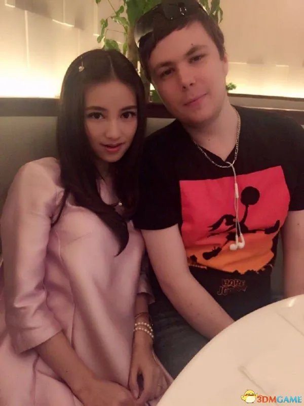 真是艳福不浅！《DOTA2》“Zhou神”女友新私房照