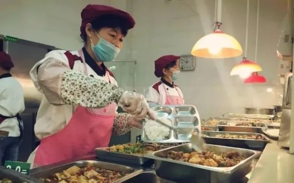 湖南一中学校长站垃圾桶旁吃学生剩饭惹争议,大家的争议焦点是什么?