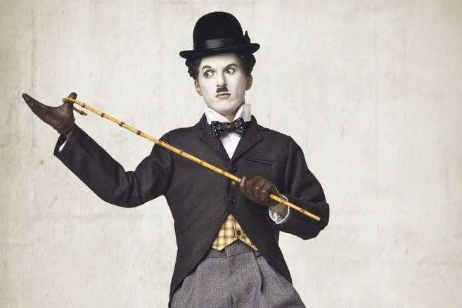 川美80周年校庆院长变身卓别林,你觉得这样的院长可爱吗?