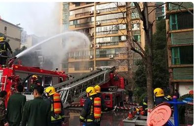 军人休假期间三闯火海救人结果如何？