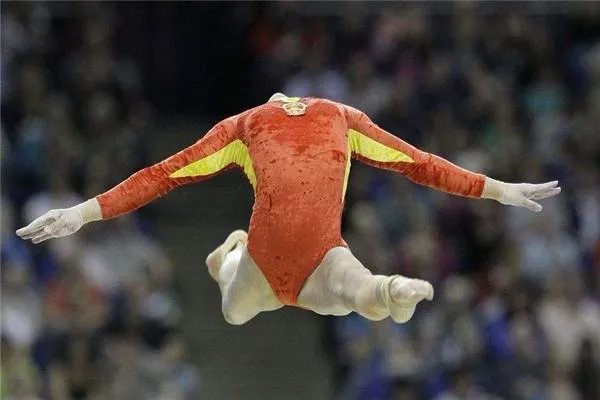 自由体操是奥运会竞技体操项目,该项目的比赛场地是如何规定的?