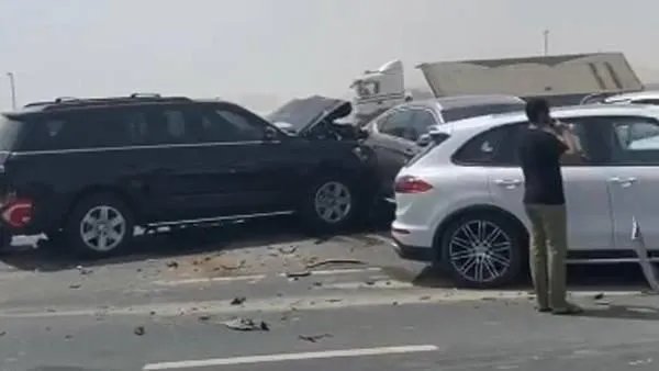 阿联酋迪拜突发车祸，34辆汽车连环相撞，事故发生的原因是什么？