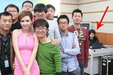 泷泽萝拉贴身服务15年 这个男人究竟是谁?