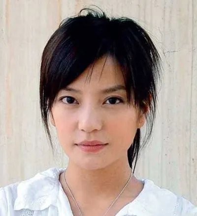 赵薇晒爬山照被赞 如此自信大方及其像陆依萍