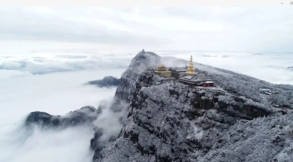 四川峨眉山迎入秋来第一场雪，现在还适合去当地旅行吗？