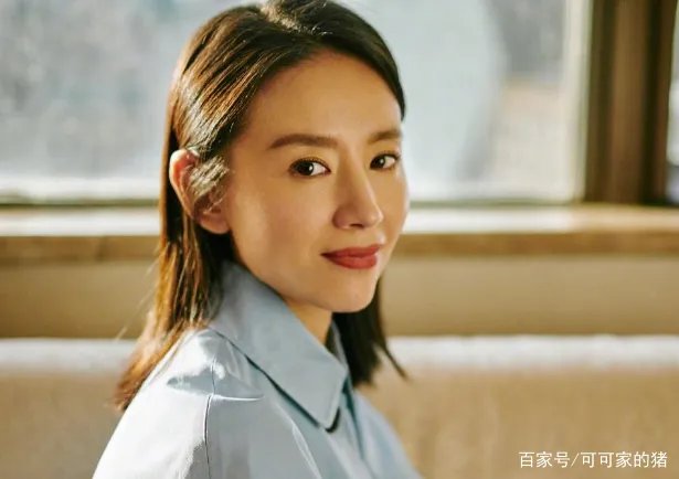 董洁演十八岁少女,蓝色衬衫穿出冷清秋气质,机场未修图暴露老态了吗?