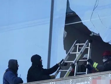 清洁工擦窗户被困高楼外是怎么回事？