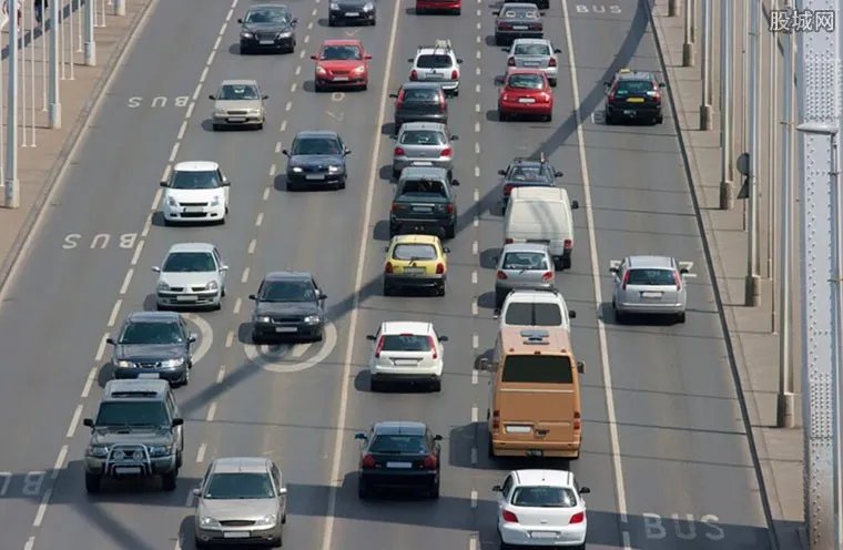 返工首日早高峰 车流量同比下降很明显