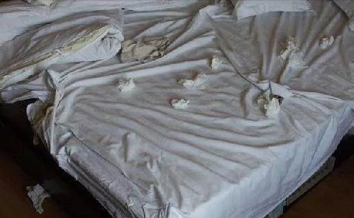 情侣退房,服务员打开门后惊呆（图）