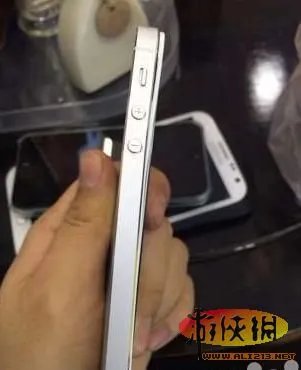 iPhone 5“坐弯门”重现 iPhone 5S又被坐弯了