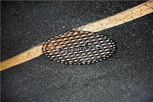 6岁男童疑因下水道放鞭炮被炸身亡，如何避免此类事件的发生？