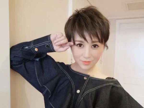 马丽升级当妈上热搜，比丈夫大11岁的她，凭什么收获爱情？