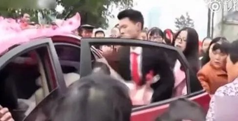 新娘要8800下车钱,你觉得这种习俗如何?