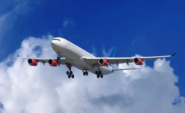 东航一机务人员被一牵引车碾压身亡，是什么原因？