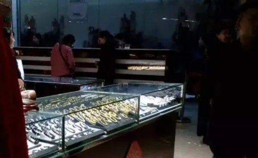 如何看待游客跟团被导游强制买玉石这件事？