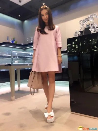 真是艳福不浅！《DOTA2》“Zhou神”女友新私房照