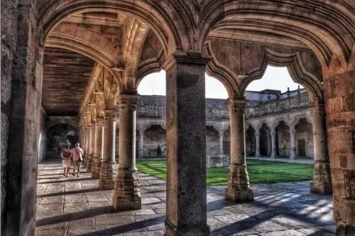 西班牙萨拉曼卡市一个远古大教堂上为何有着神秘的太空人浮雕?