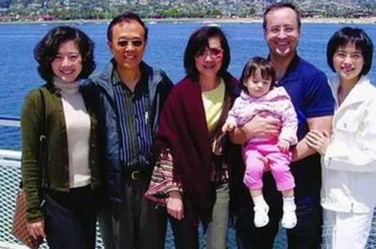 归亚蕾女儿张之怡结婚照曝光 老妈频频催女儿嫁老外