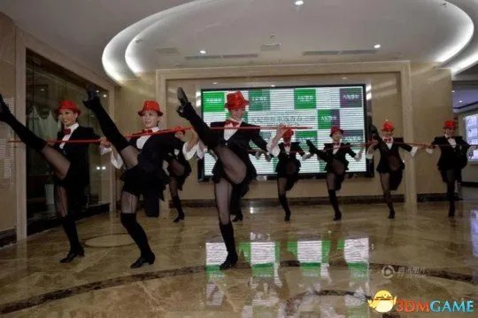 12名大妈为上春晚集体整容：60岁年龄18岁好身材