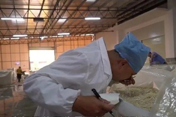 螺蛳粉闻臭师年薪50万，为什么我闻到螺蛳粉的味道就想吐？