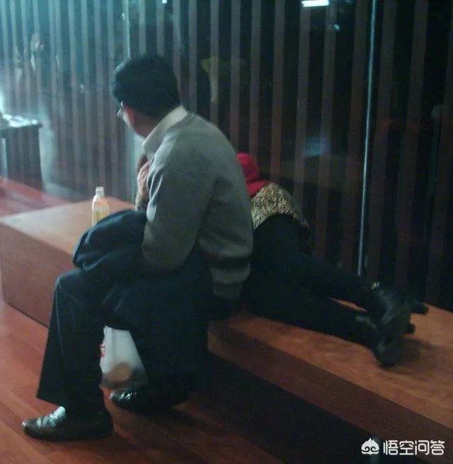 男子躺在三星堆博物馆展品上被曝光，你见过哪些在博物馆里的不文明行为？如何遏制这种现象？