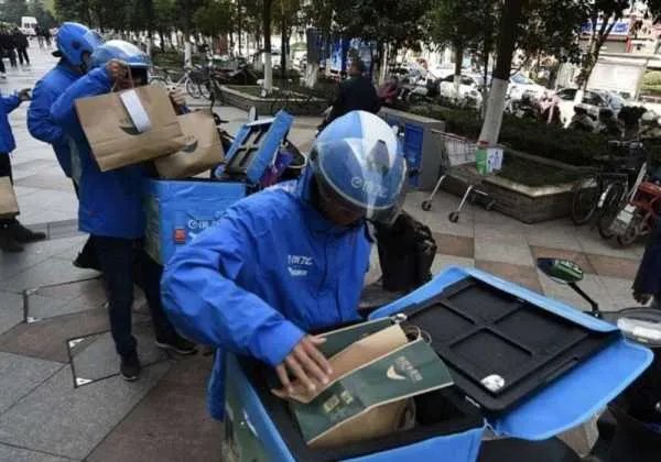 高校外卖堆积，外卖员称月入两三万这是真的吗？