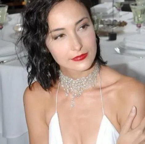 lisas雷珊撇女儿逛名店买包 见记者立戴墨镜