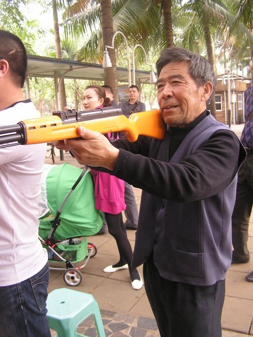 老太摆射击摊因非法持有枪支罪获刑,你怎么看?