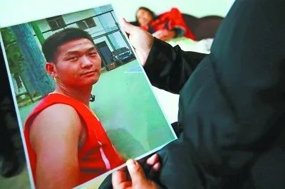 硕士生救落水少年 26岁小伙救人牺牲