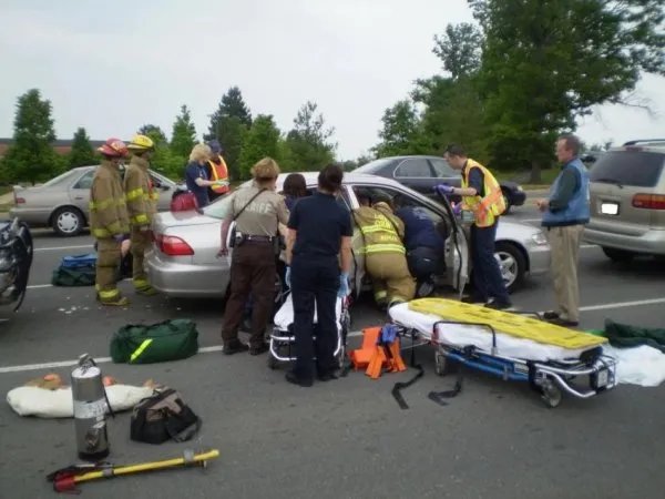 南充小客车出车祸致2死6伤，有无造成周边人员车辆损伤？