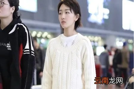 周冬雨时尚街拍穿搭，娇小身材穿出减龄活力