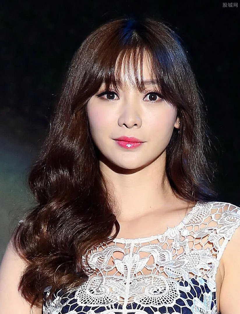 柳岩整容前的照片被曝光 大胸没整过是纯天然