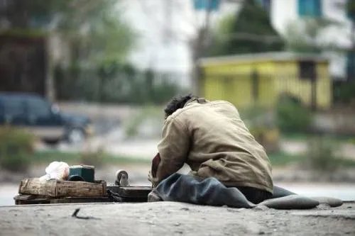 乞讨钉子户被儿子开车接送上下班，为啥“乞丐”的家庭都能这么好？